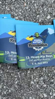 Ist möglicherweise ein Bild von Text „Re VESPA ALP DAYS Revolution 13. Ves Zell Zellam am 2.-6. 13. Vespa Alp Days Zell am See Austria 2.-6. Juni 2022“